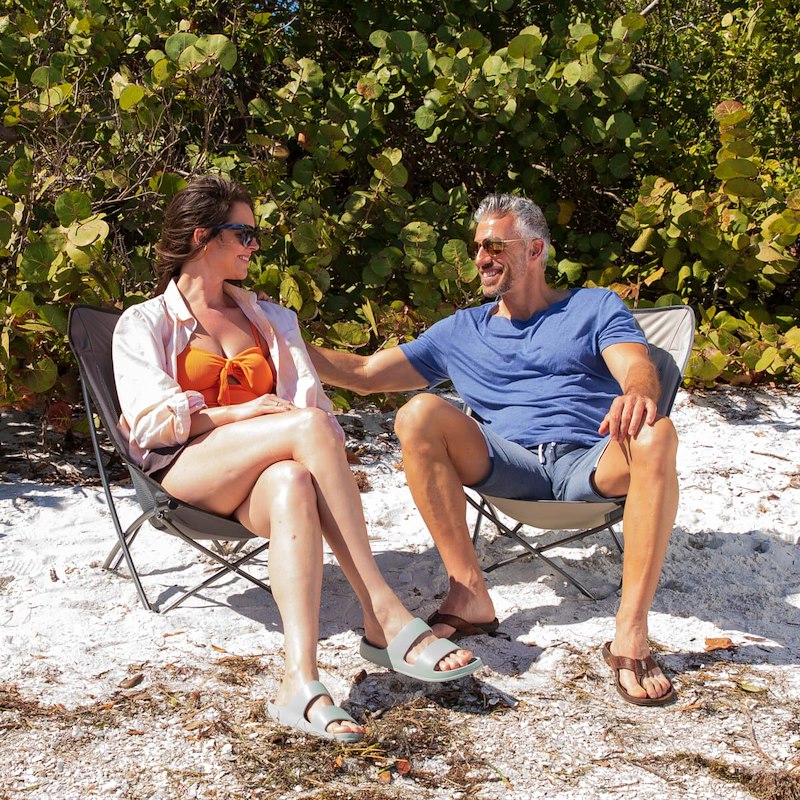 Chaise de camping compacte Lippert Baja – Chaise pliante et portable pour la plage, le camping et les activités de plein air – Disponible en gris ou en sable